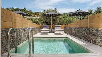 1 habitación, minibar, escritorio y cortinas blackout