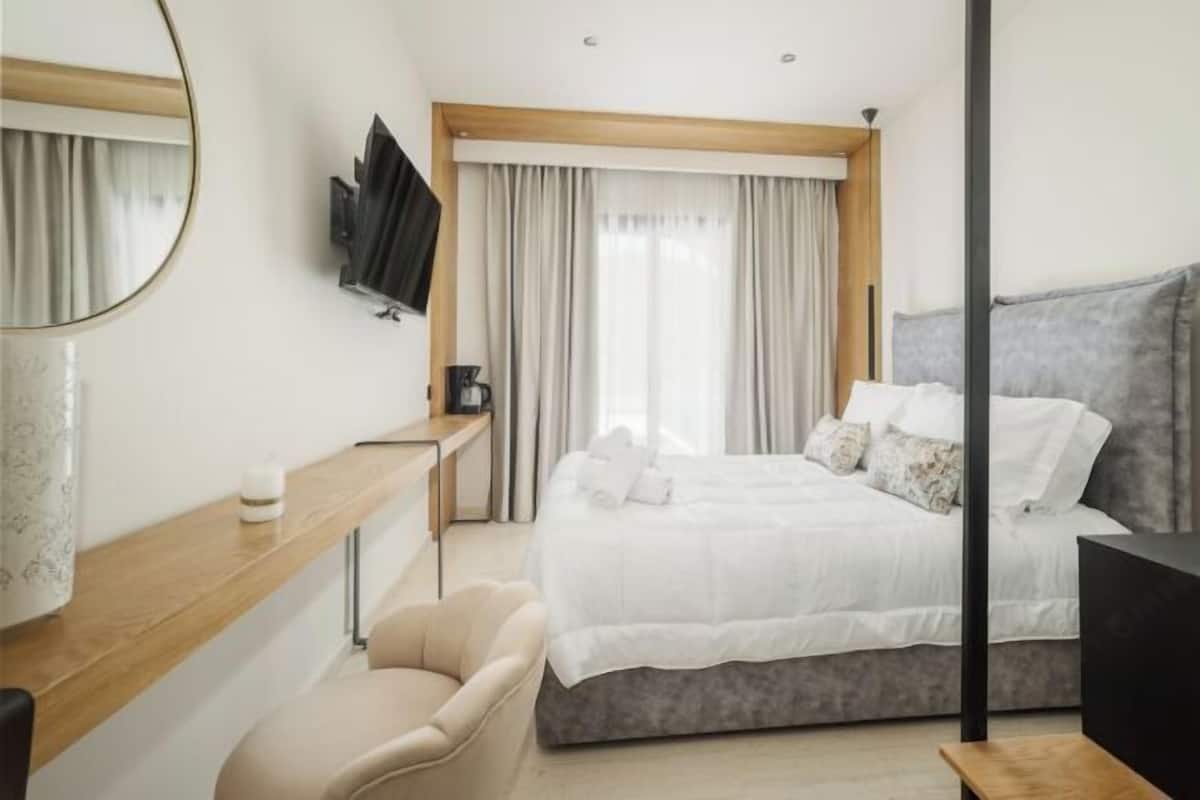 Minibar, desk, blackout curtains, free WiFi