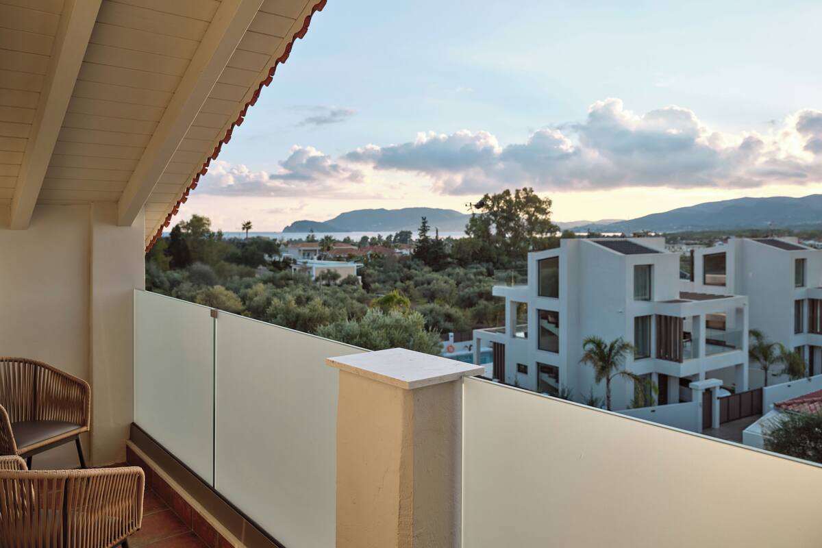 Loft Executive Suite Pool View | Minibar, desk, blackout drapes, WiFi (free)