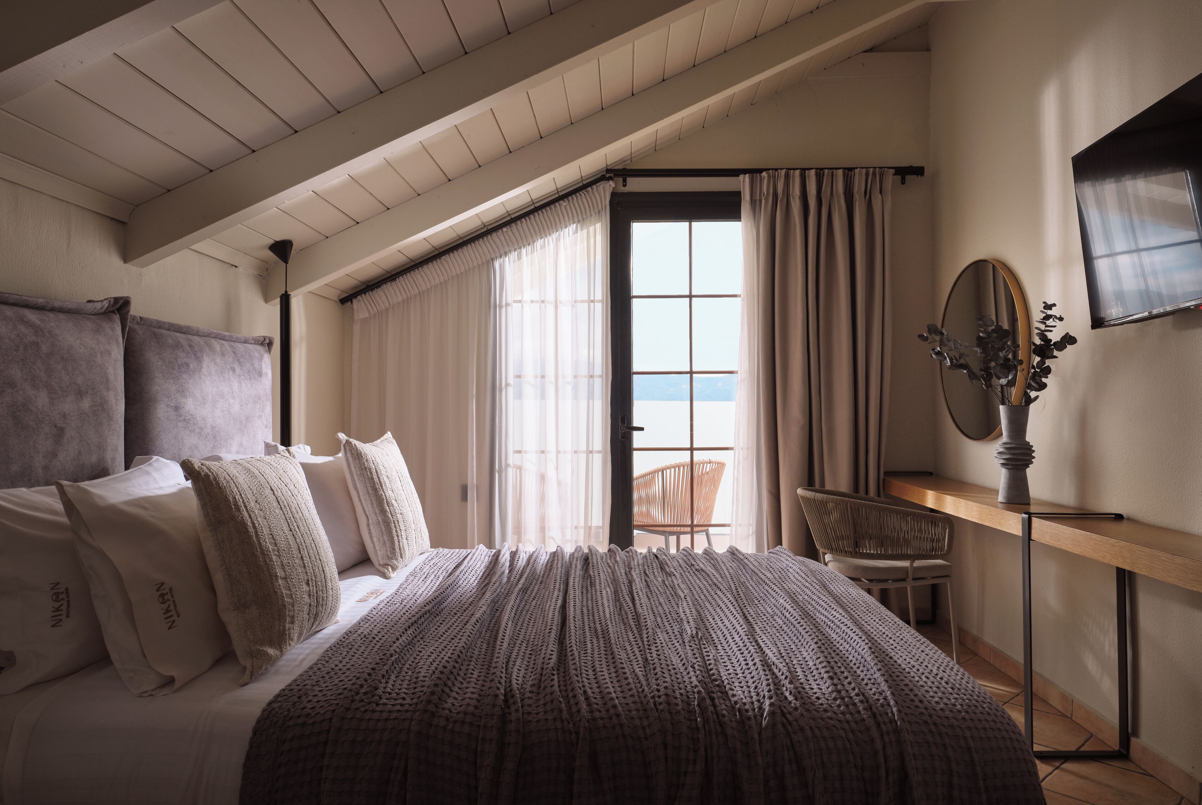 Loft Executive Suite Pool View | Minibar, desk, blackout drapes, free WiFi