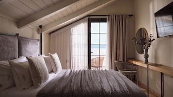 Loft Executive Suite Pool View | Minibar, desk, blackout curtains, free WiFi