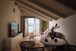 Loft Executive Suite Pool View | 客廳 | 42 吋智能電視連衛星電視頻道、電視