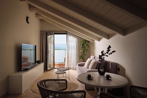 Loft Executive Suite Pool View | Living area | 42-inch Smart TV with satellite channels, TV