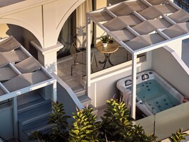 Minibar, escritorio, cortinas blackout y wifi gratis