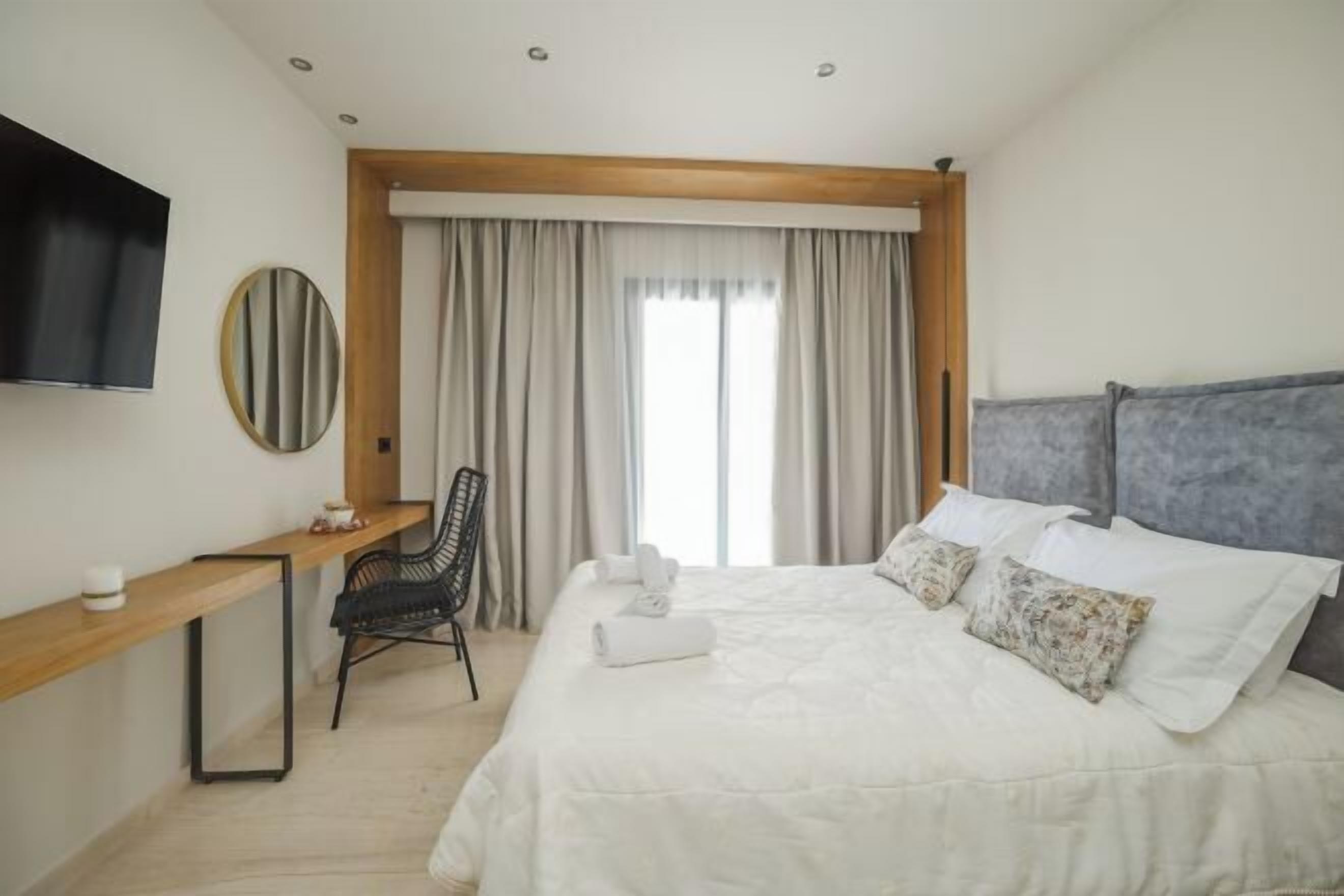 Minibar, desk, blackout curtains, free WiFi