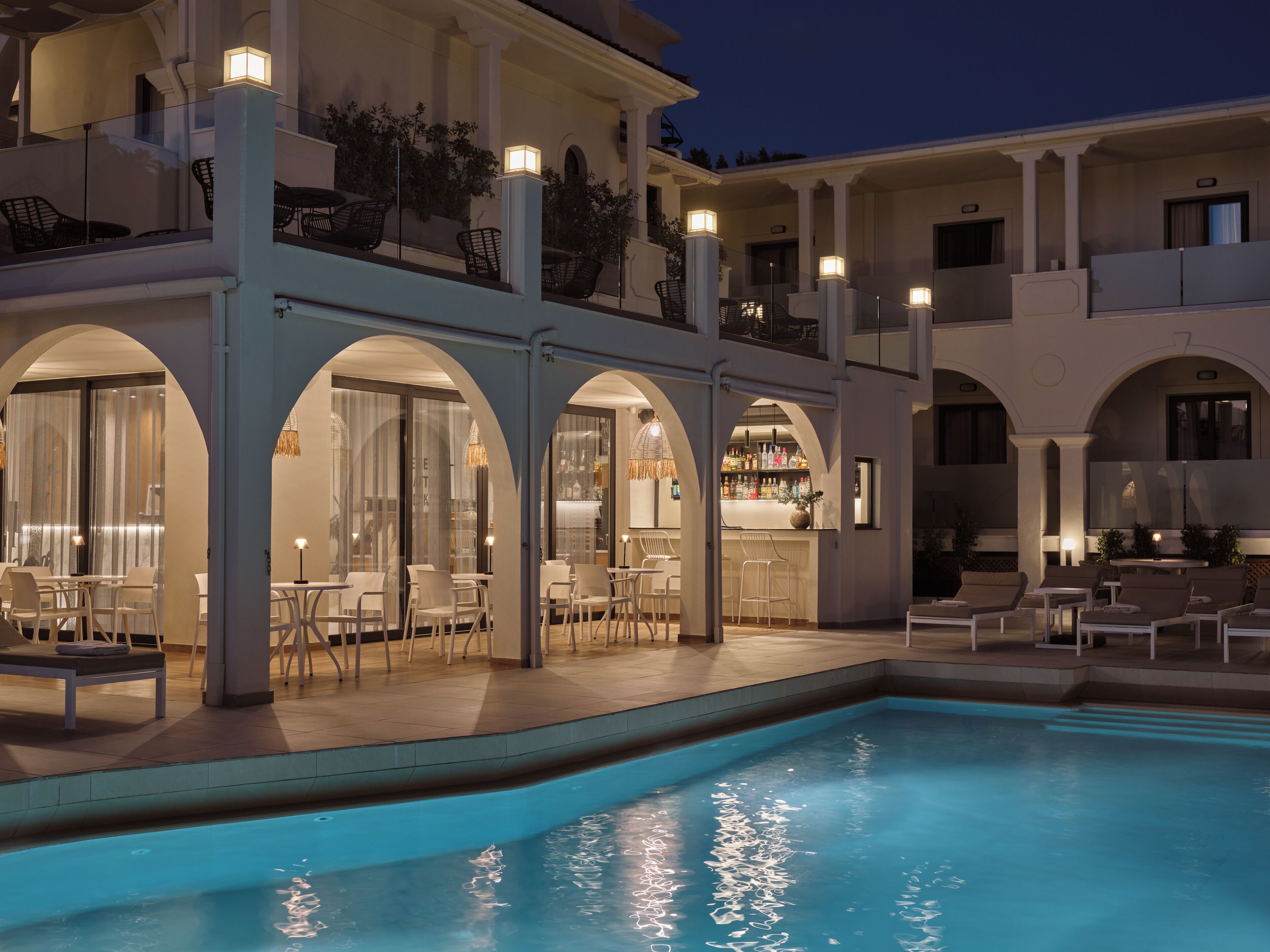 Kauden mukainen ulkouima-allas, aurinkovarjoja, aurinkotuoleja