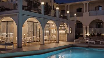 Una piscina al aire libre de temporada, sombrillas