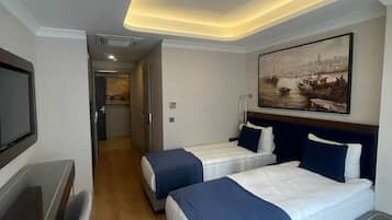 1 quarto, frigobar, cofres nos quartos, escrivaninha