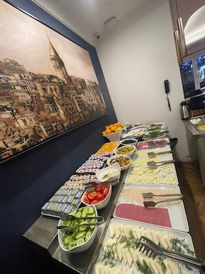Tägliches Frühstücksbuffet gegen Gebühr