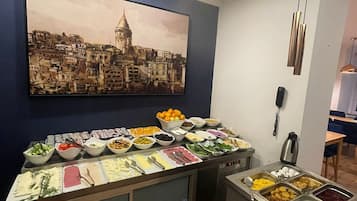 Café da manhã com buffet todos os dias (EUR 7 por pessoa)