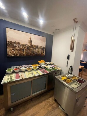 Päivittäinen buffetaamiainen (7 EUR per henkilö)