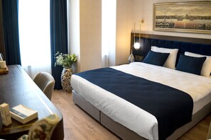 Minibaari, tallelokero huoneessa, työpöytä