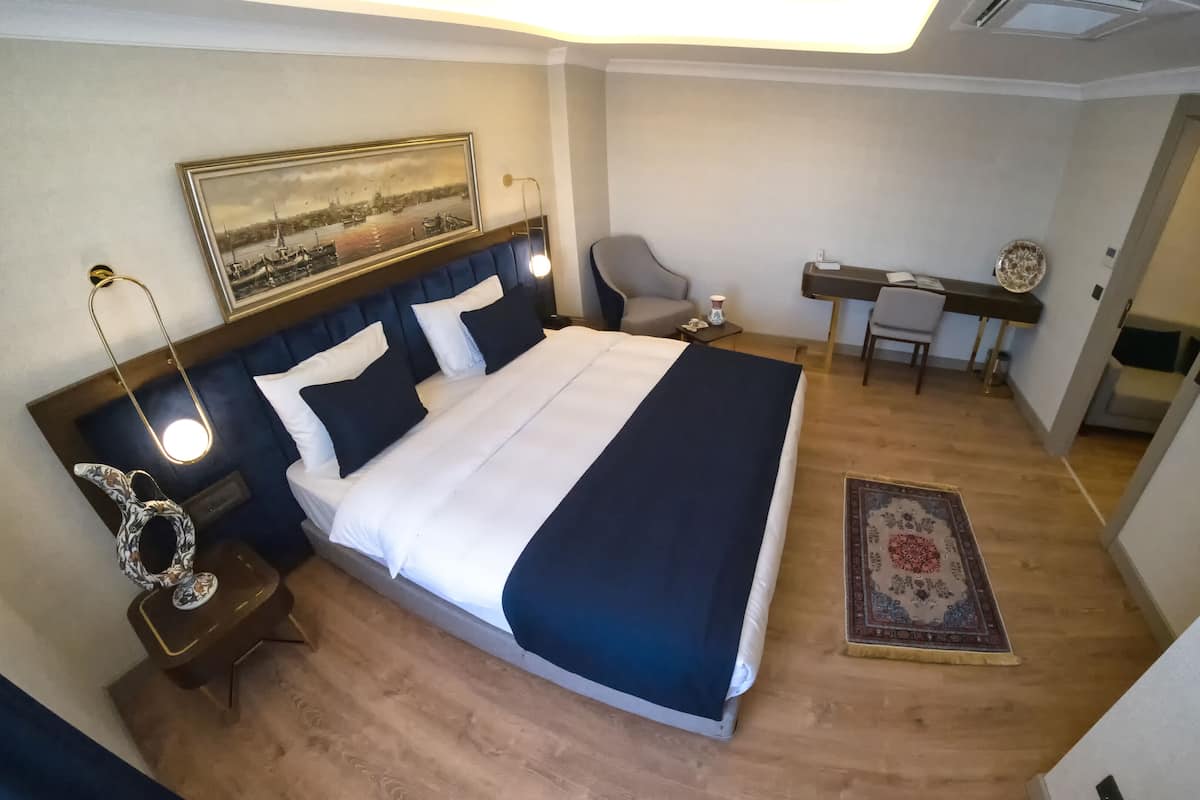 Suite Deluks | 1 kamar tidur, minibar, brankas, dan meja kerja