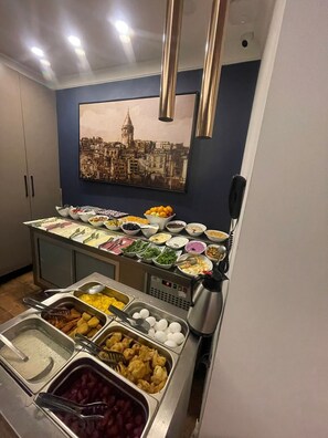 Sarapan bufet setiap hari dengan fi 