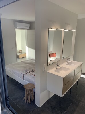 5 habitaciones, tabla de planchar con plancha y cuna de viaje 