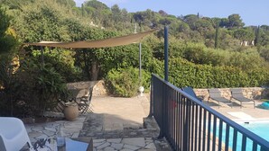 A stone patio with outdoor furniture, a pool, and a view of lush greenery and hills. - 5 min walk from beaches: modern villa ideally located. Piscine vue mer(Gigaro) (La Croix-Valmer)