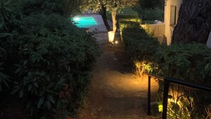 A pathway leading to a pool surrounded by lush greenery and trees. - 5 min walk from beaches: modern villa ideally located. Piscine vue mer(Gigaro) (La Croix-Valmer)