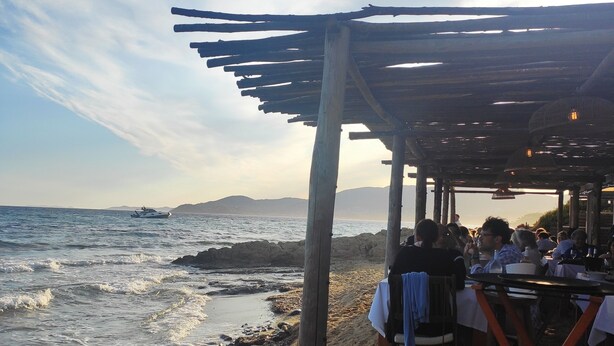 A beachside restaurant with outdoor seating, wooden structures, and a view of the sea. - 5 min walk from beaches: modern villa ideally located. Piscine vue mer(Gigaro) (La Croix-Valmer)