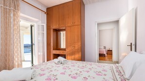 Ein Schlafzimmer mit einem Bett, einem Holzschrank und einer Tür zum Badezimmer.