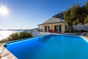 Outdoor pool, sun loungers - Villa Georgina (Corfu)