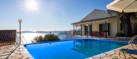 Alberca al aire libre y camastros