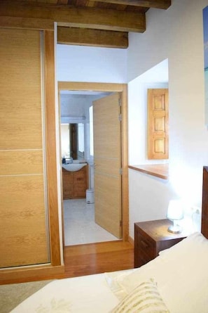 5 bedrooms, iron/ironing board, WiFi, bed sheets