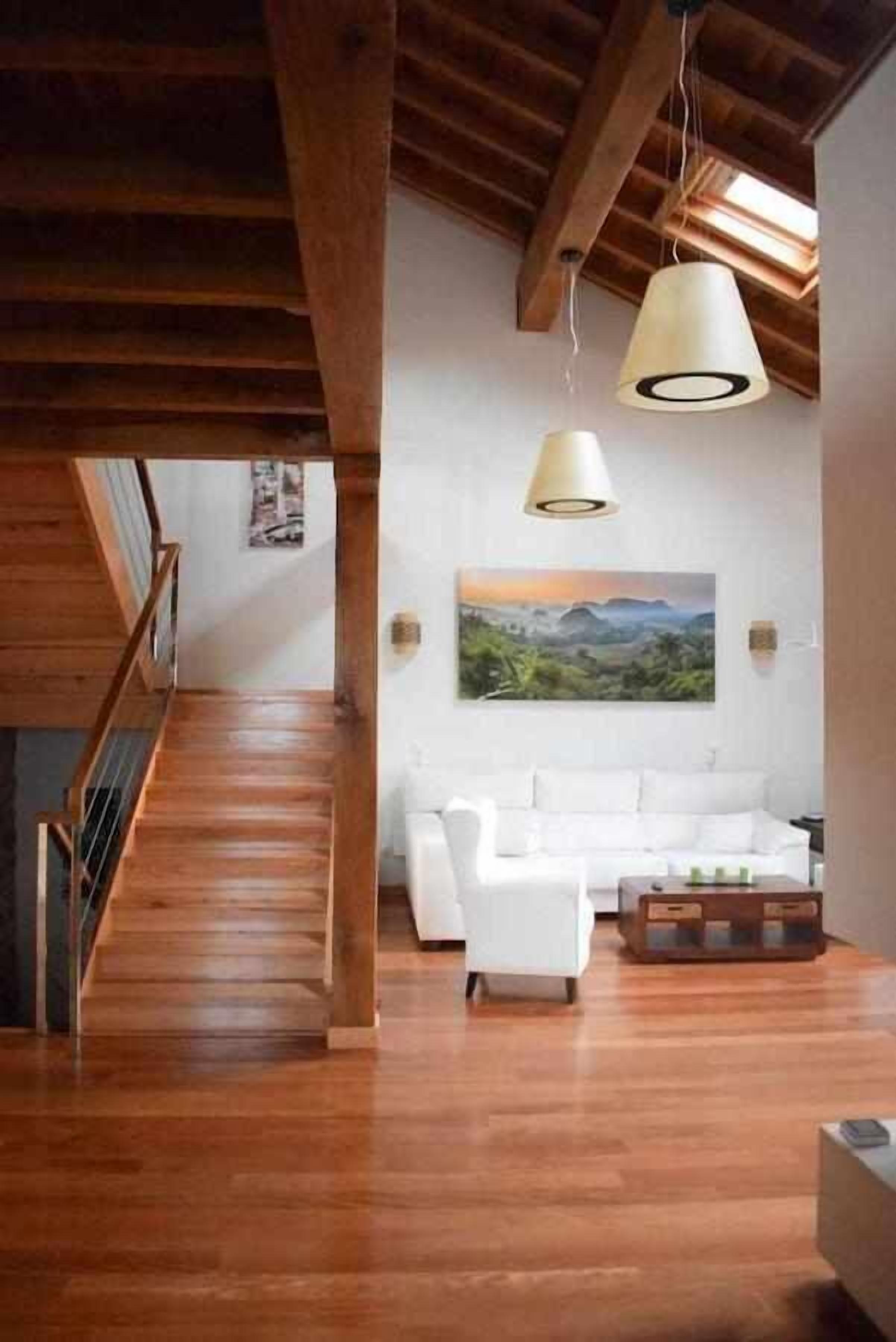 Televisio, takka, kirjoja