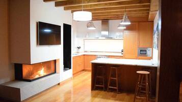 Een koelkast, een microgolfoven, een oven, een vaatwasser