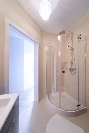 Business-Apartment | Badezimmer | Dusche, Haartrockner, Handtücher