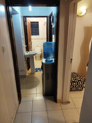 Regadera, toallas, jabón, papel de baño 