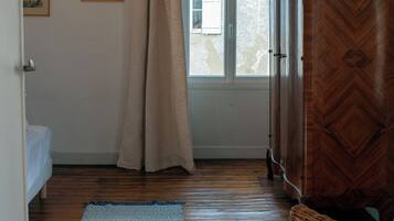 2 bedrooms, WiFi, bed sheets, wheelchair access