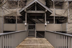 Un escalier en bois mène à un bâtiment sur lequel est apposée une enseigne indiquant « White Oaks ».