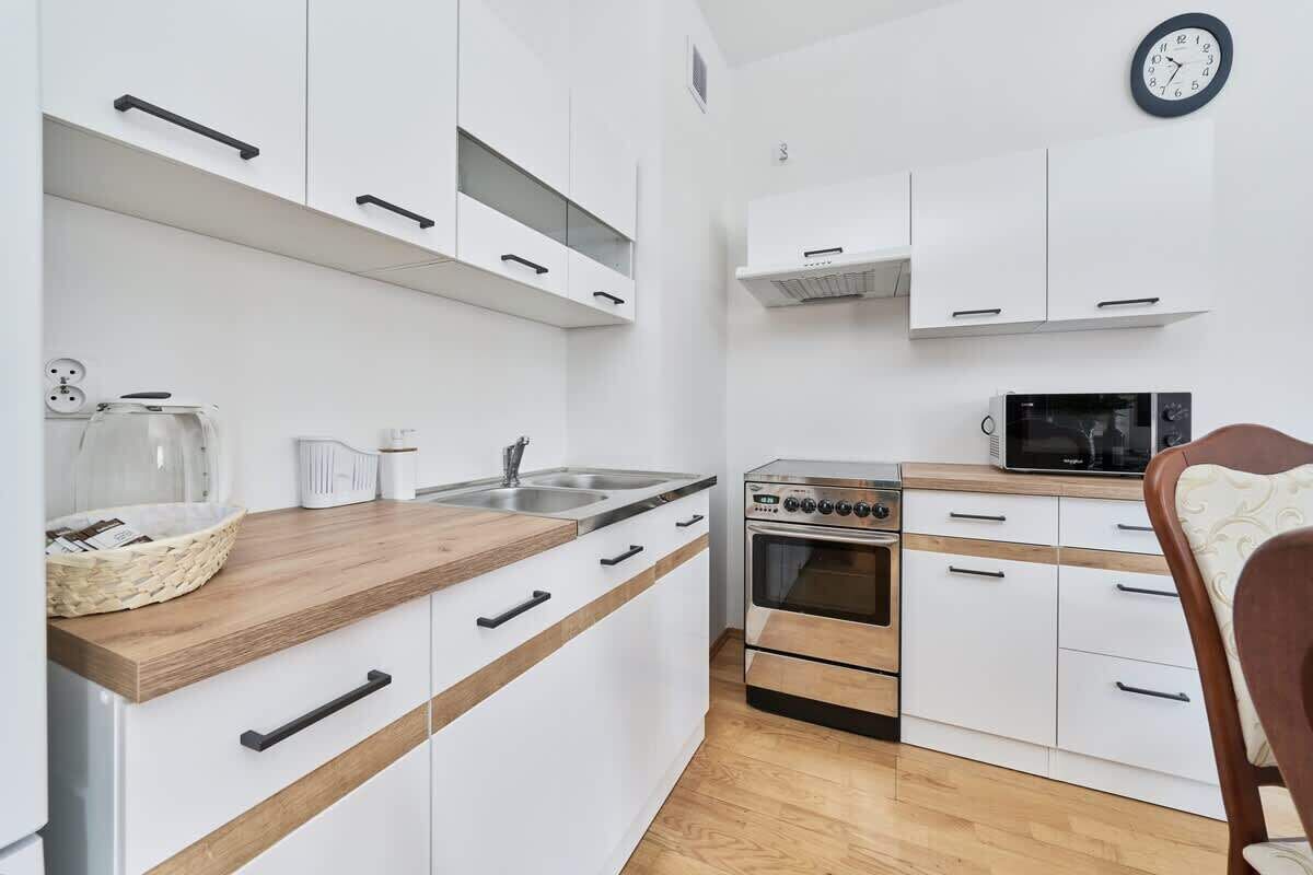 Kylskåp, mikrovågsugn, ugn och spishäll