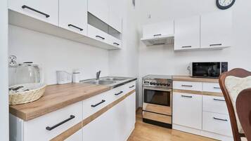 Kylskåp, mikrovågsugn, ugn och spishäll