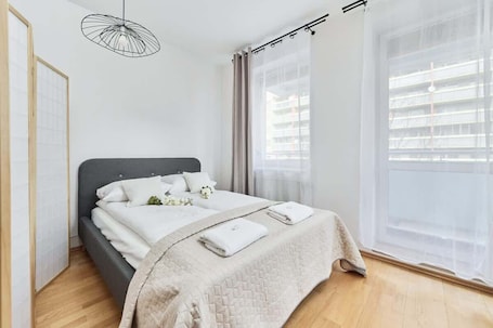 Iron/ironing board, WiFi, bed sheets. Spacious Studio with Balcony | Quiet Neighborhood | Close to Park