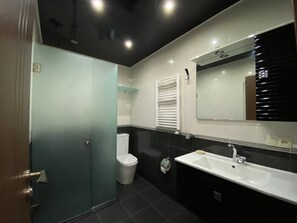 Douche, sèche-cheveux, serviettes fournies, savon