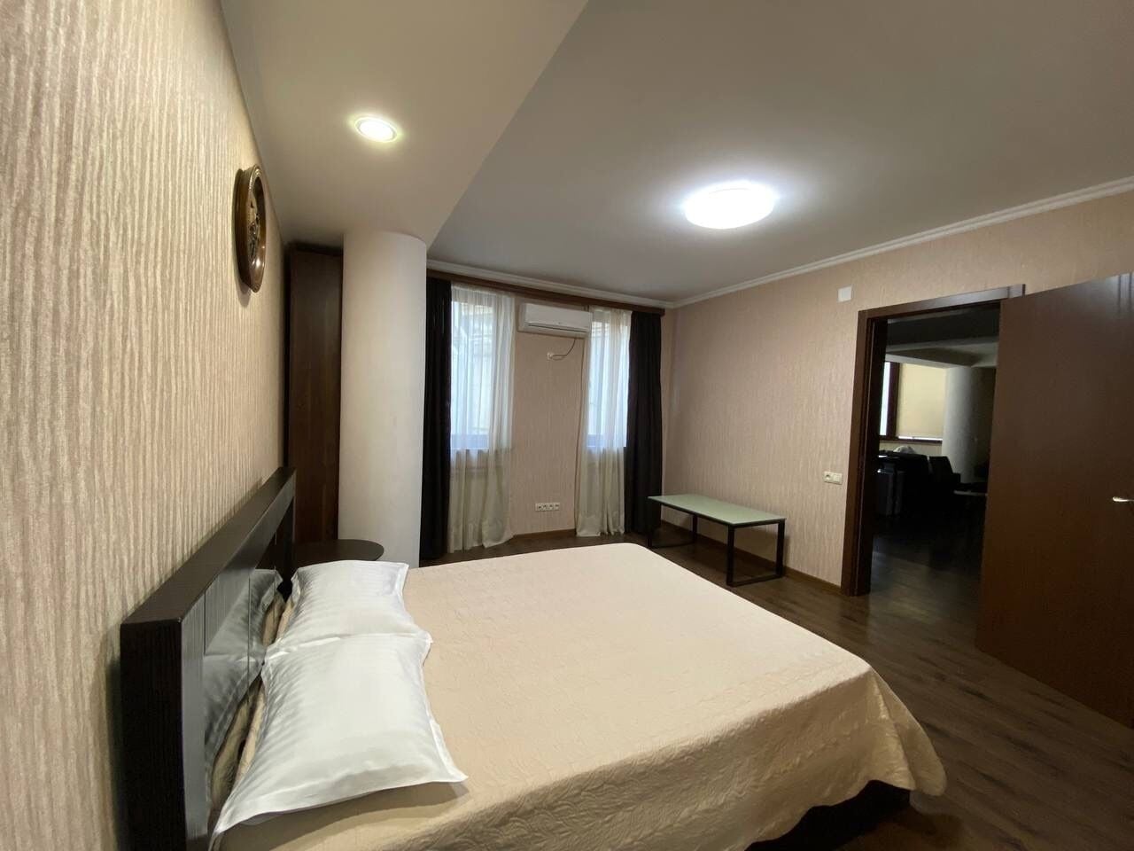 1 bedroom, desk, iron/ironing board, WiFi