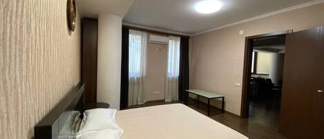 1 bedroom, desk, iron/ironing board, WiFi