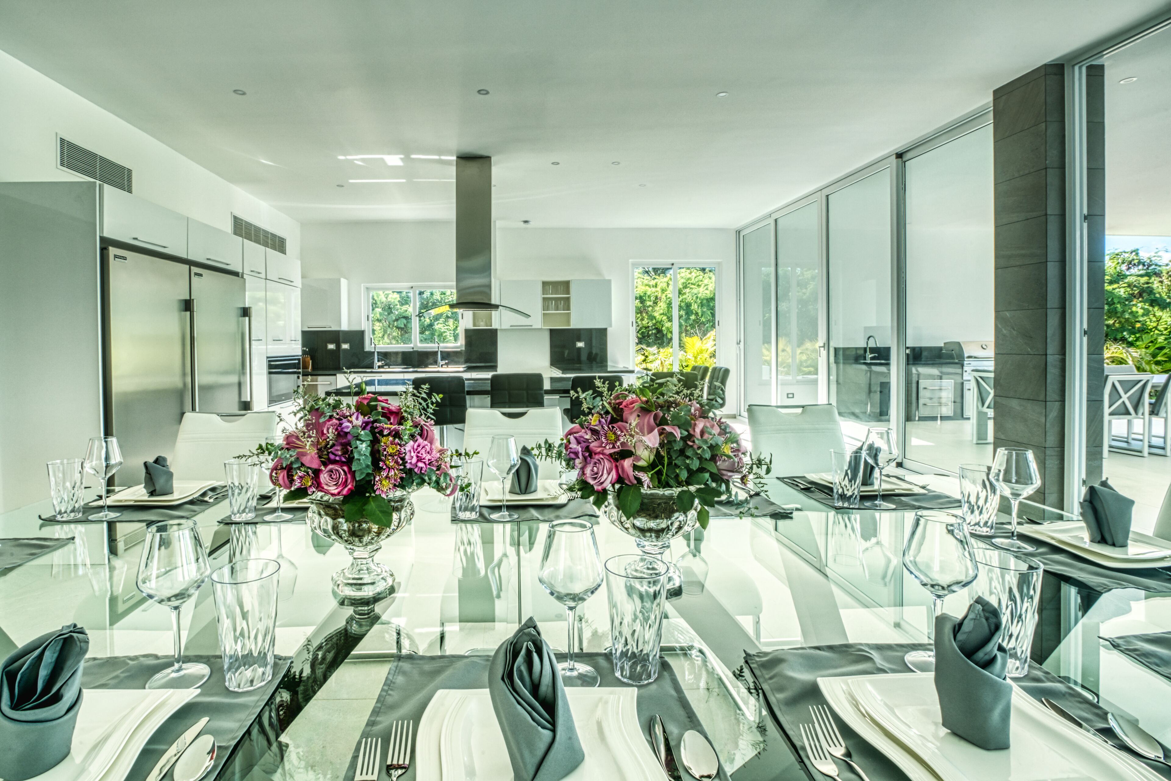 Villa Elite | Cocina privada | Frigorífico grande, microondas, horno y placa de cocina