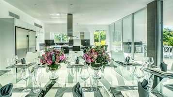 Villa Elite | Cocina privada | Frigorífico grande, microondas, horno y placa de cocina