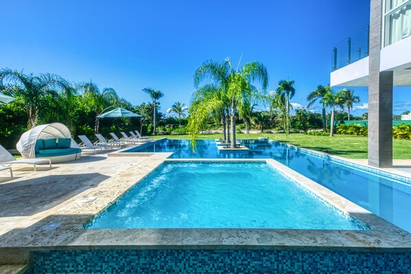 Piscine extérieure, cabanons gratuits, chaises longues