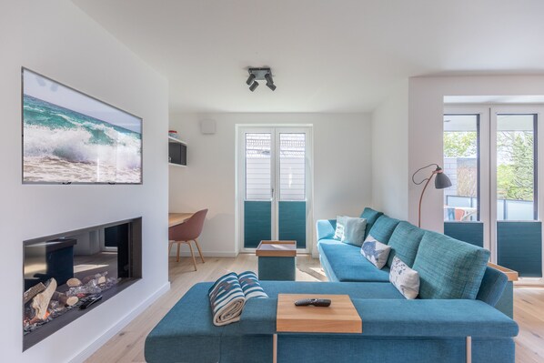 Fernseher, Kamin, Stereoanlage