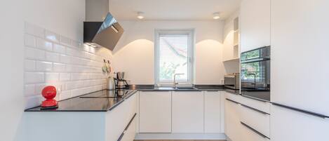 Refrigerador, microondas, horno, placa de cocina