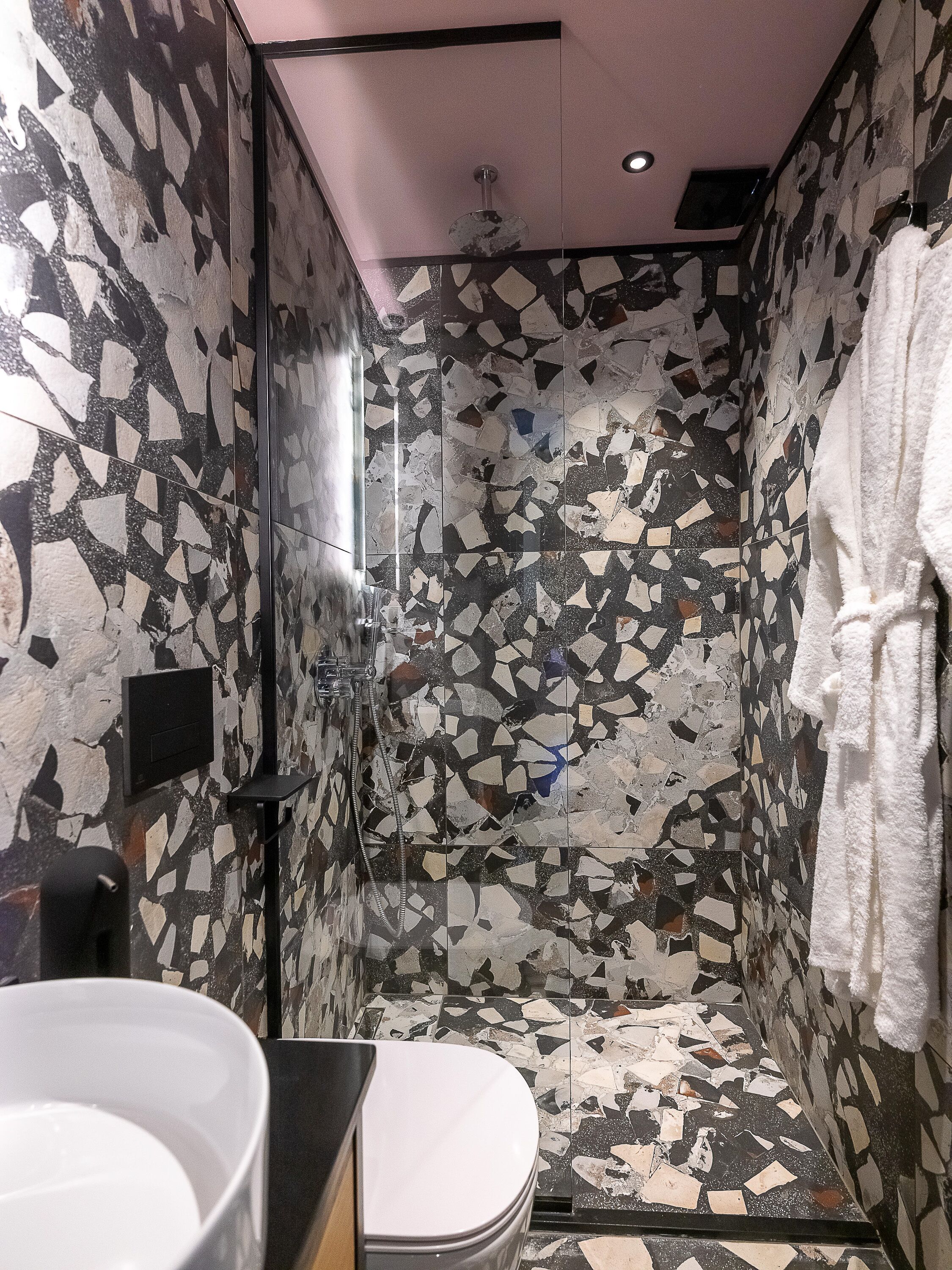 Un baño con ducha, inodoro y lavabo.