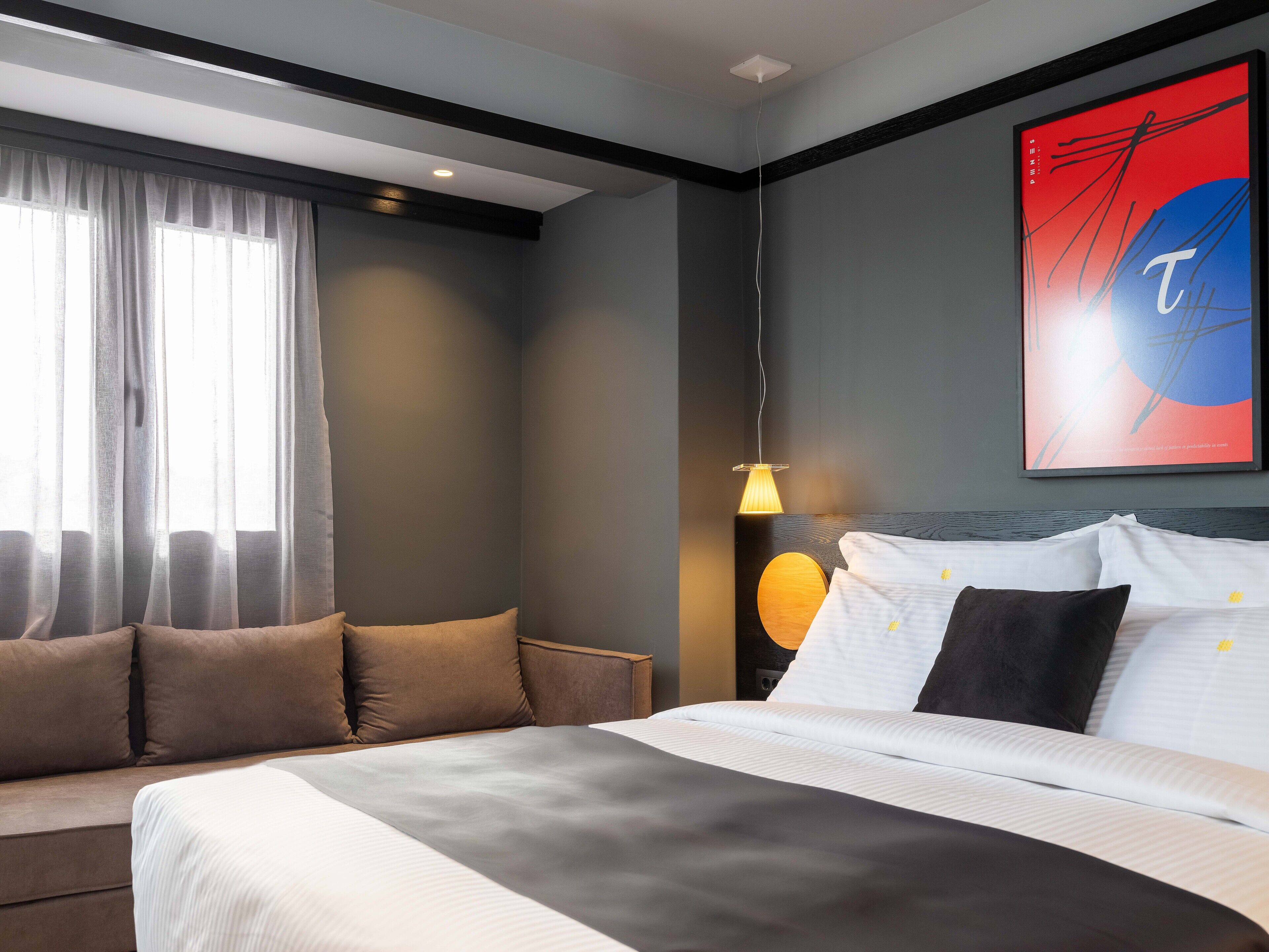 Minibar, caja de seguridad en la habitación y decoración personalizada 