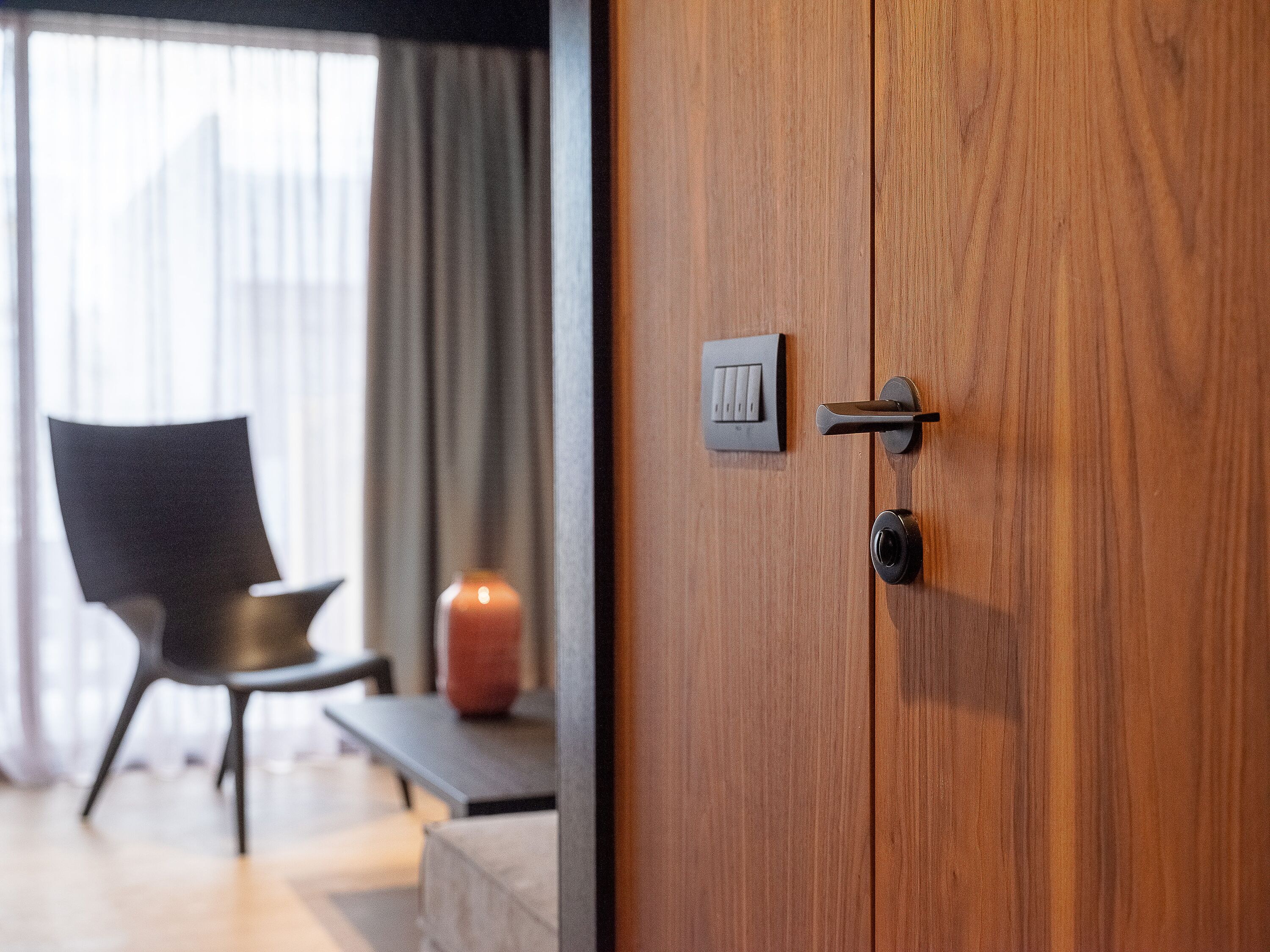 Une porte en bois avec un trou de serrure et une serrure.