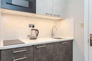 Microwave, oven - Luxury Studio Apartment in Kensington (London)