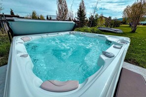 Outdoor spa tub - Chic Mountain Home in Driggs, Near Grand Targhee w/Hot Tub (Driggs)