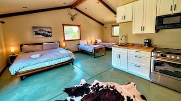 4 quartos, ferros/tábuas de passar roupa, berço de viagem