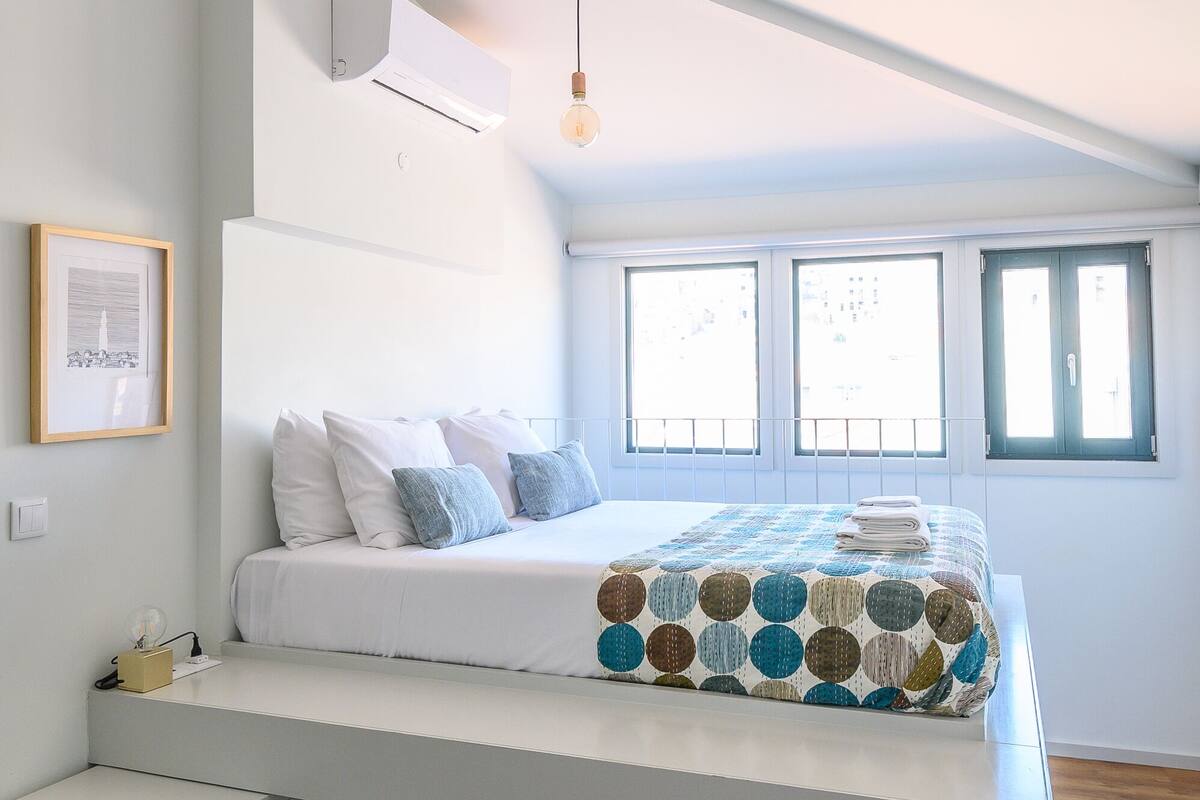 Premium Studio, 1 Queen Bed, City View | Hypo-allergenic bedding available, in-room safe, desk, laptop workspace